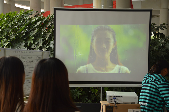 图为传媒学院学生观看“迎新宣传片” 席序 摄.jpg